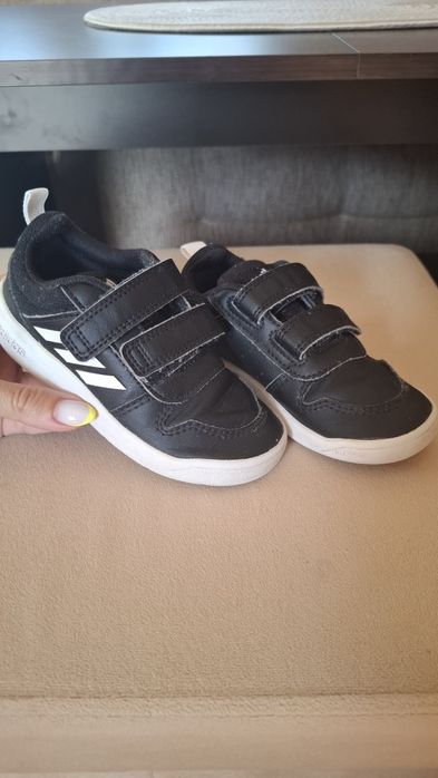 Продавам маратонки на Адидас/ Adidas за момче - 25 и 28 номер