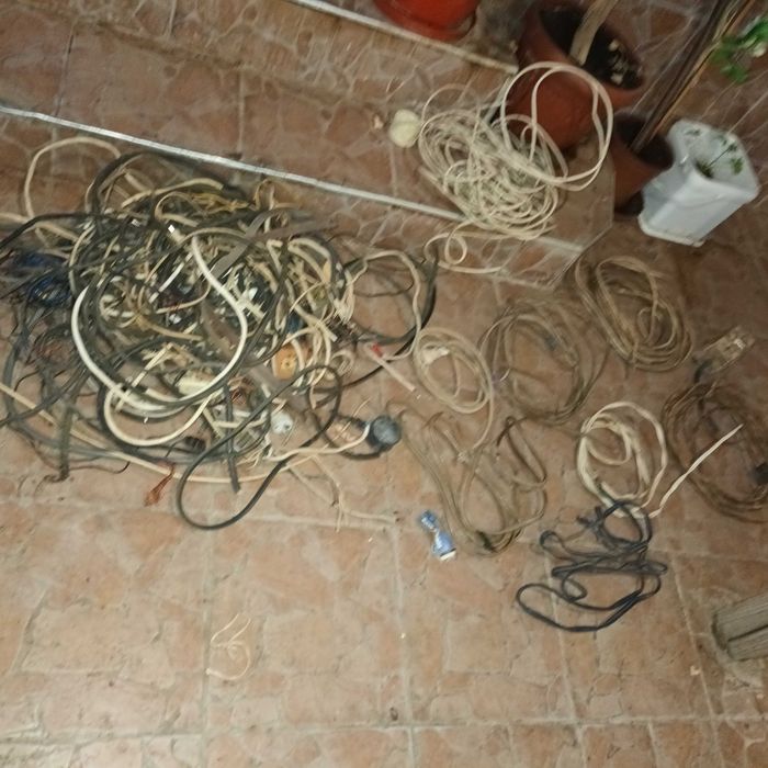 кабели от инсталация за контакти .