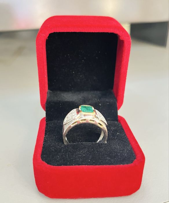 Дамски пръстен бяло злато и естествен изумруд