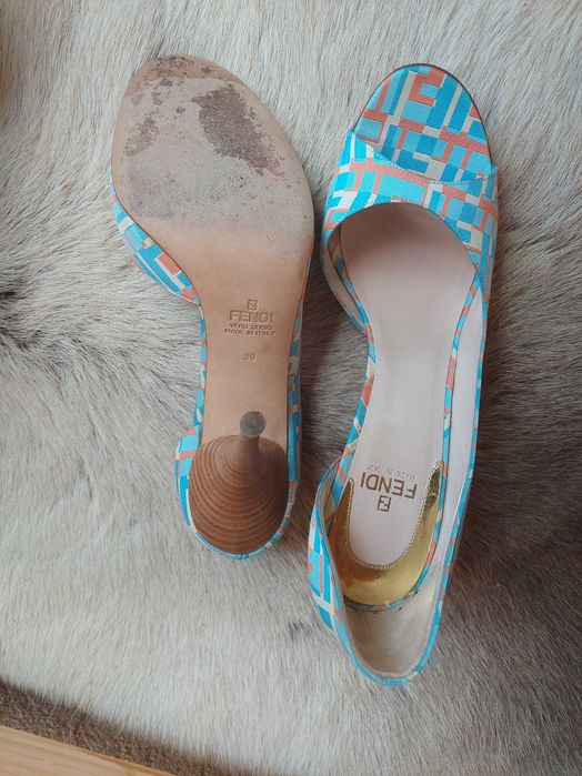 pantofi Fendi , m 39, o singura purtare , stare excelenta , 800 lei .
