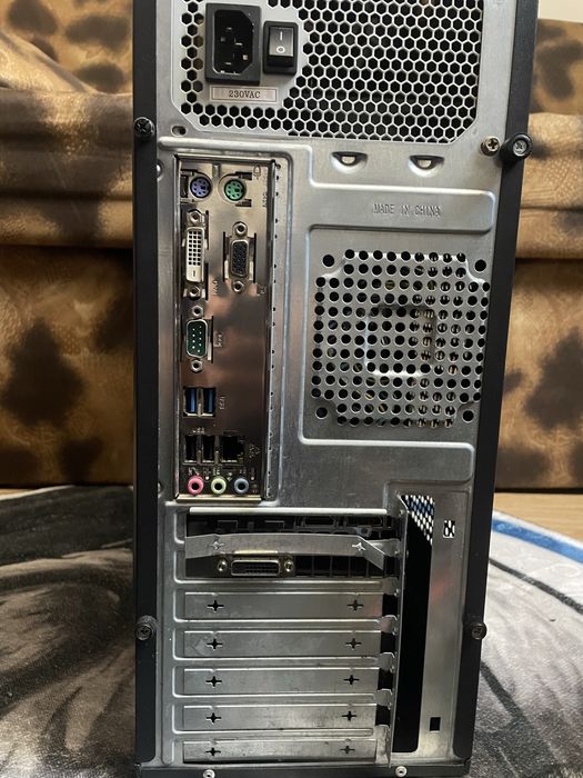 Геймърски компютър с Windows 10 и Wi-Fi адаптер