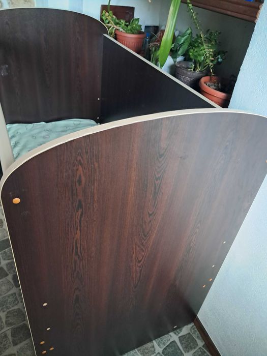 Бебешко легло с люлеещ се механизъм