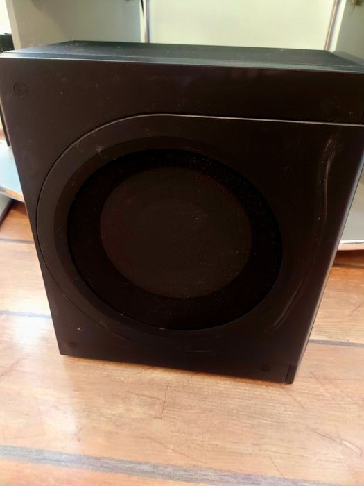 Почти неупотребявано CD/DVD аудио уредба с 6 бр колони