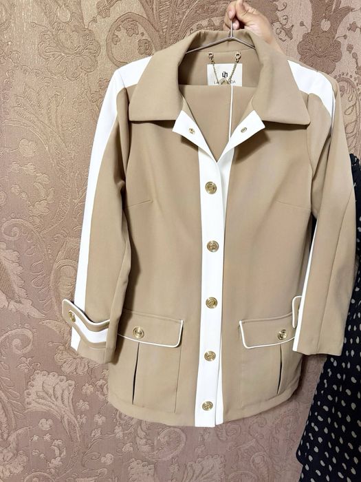 Jenskiy kiyimla bir mata kiyilgan