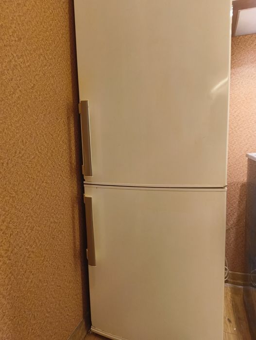 Хладилник AEG с долна камера