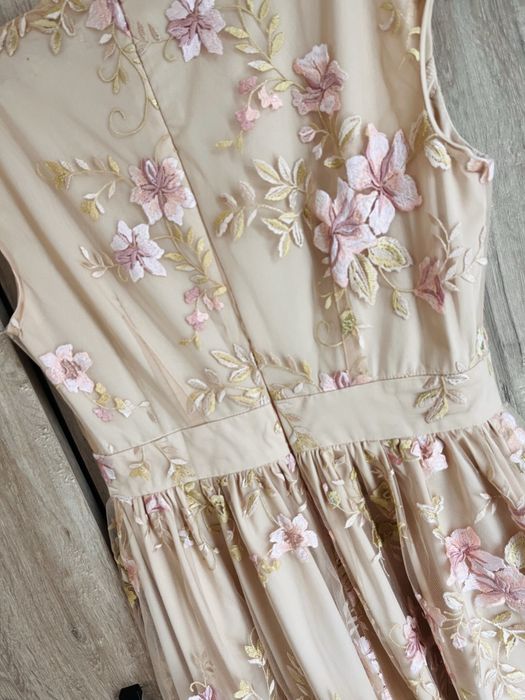 Официална рокля с бродерия