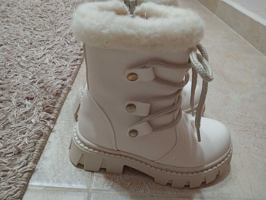 Продавам зимни детски ботушки за момиче