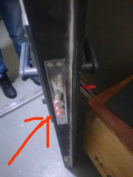 Входная дверь, железная.