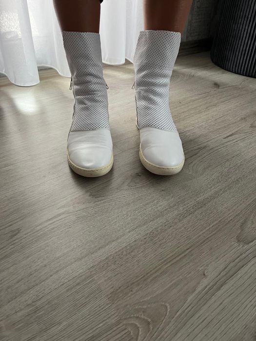 Дамски бели боти