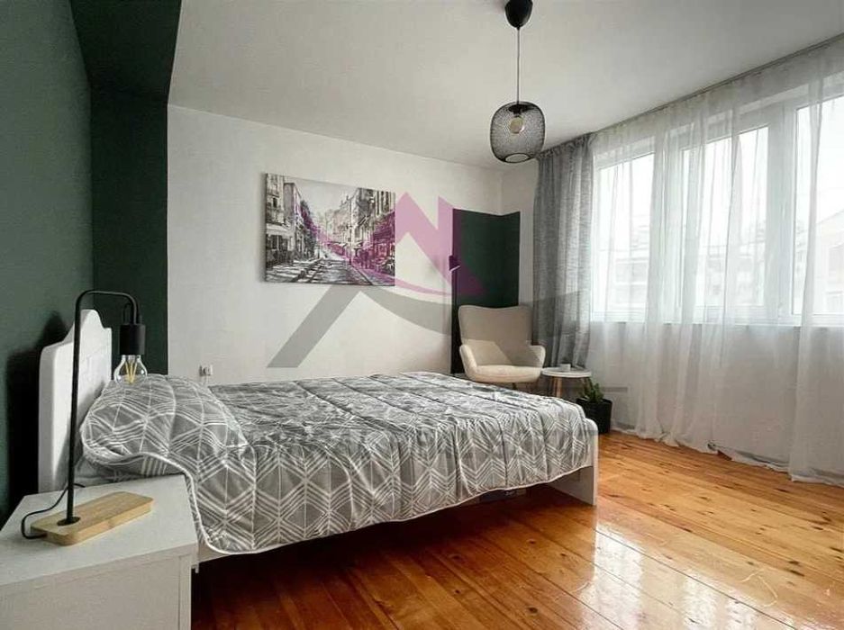 Страхотен -тристаен -Левски