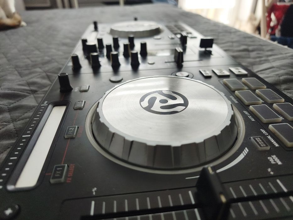 Numark Mixtrack Pro 3 DJ kontroller + táska és Ugreen RCA kábel Consolă DJ Numark Mixtrack Pro 3 + geantă de transport și cablu Ugreen