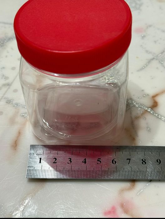 Пластиковая банка с крышкой