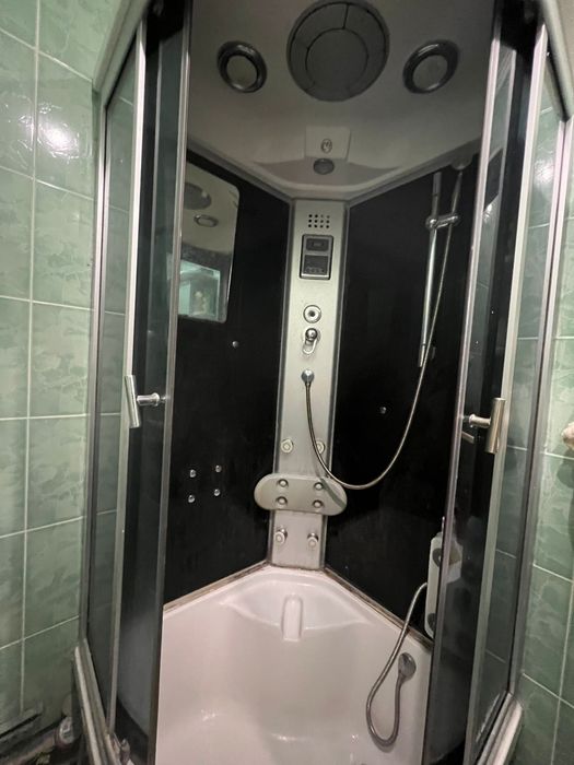 Продам душевую кабинку. Чуть подтекает. Состояние хорошее