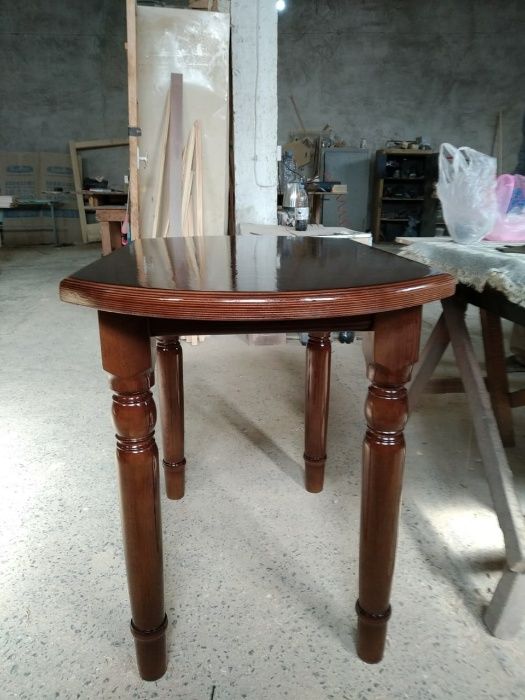 Стол деревянный.