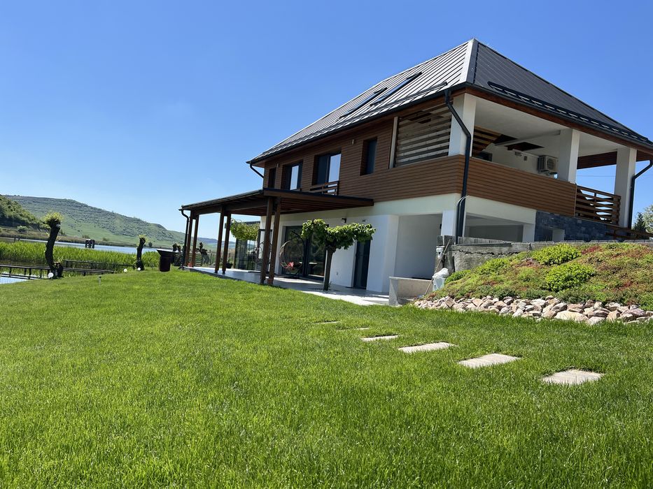 Casa  cu Piscina pe Malu Lacului jud Cluj  vedere la Lac+2530 m teren