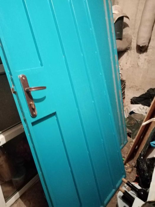 Желязна масивна врата