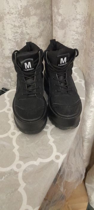 Продам кроссовки женские