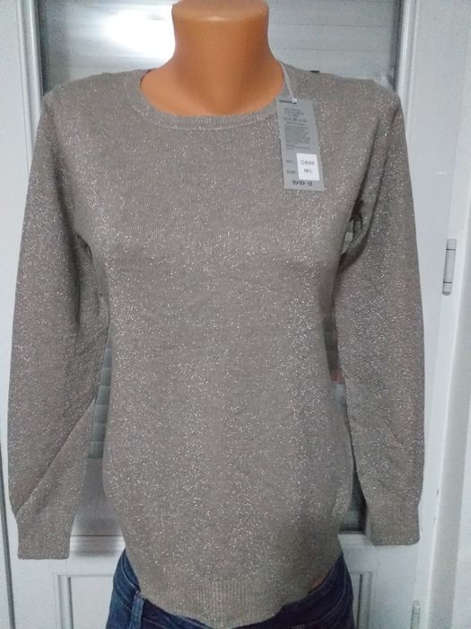 Bluze pentru dame, diferite culori și mărimi.