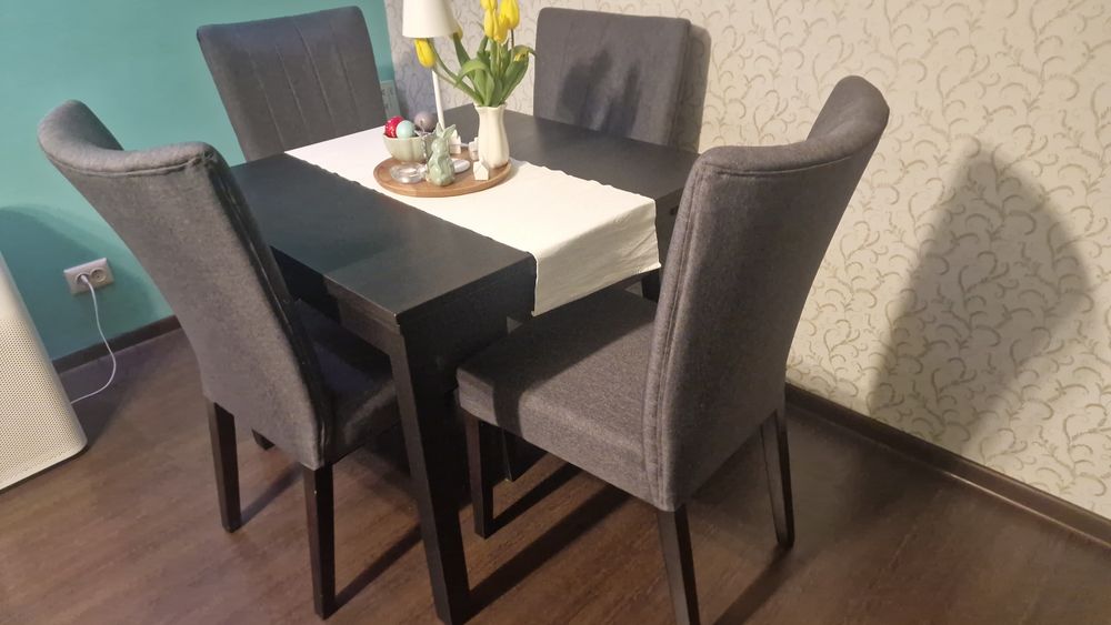 Masa extensibila lemn cu scaune tapitate