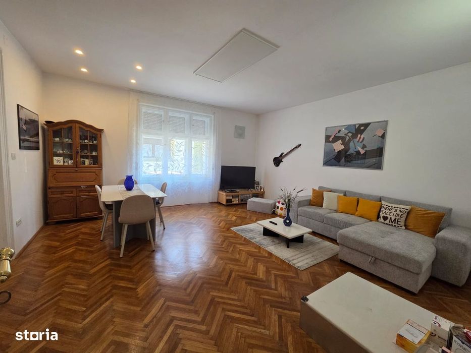 Vand apartament la casa,zona centrala