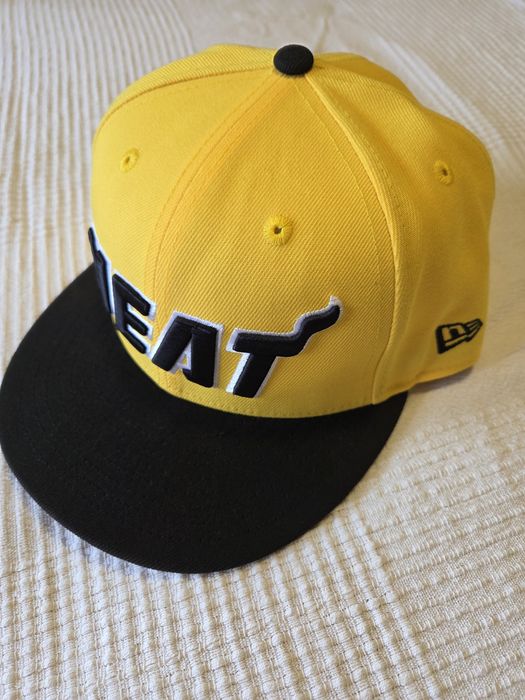 Sapca SnapBack NewEra Miami Heat NBA negru/galben. Impecabila.