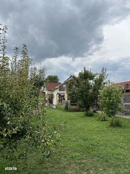 Casă cu 4 camere, teren de 1600mp