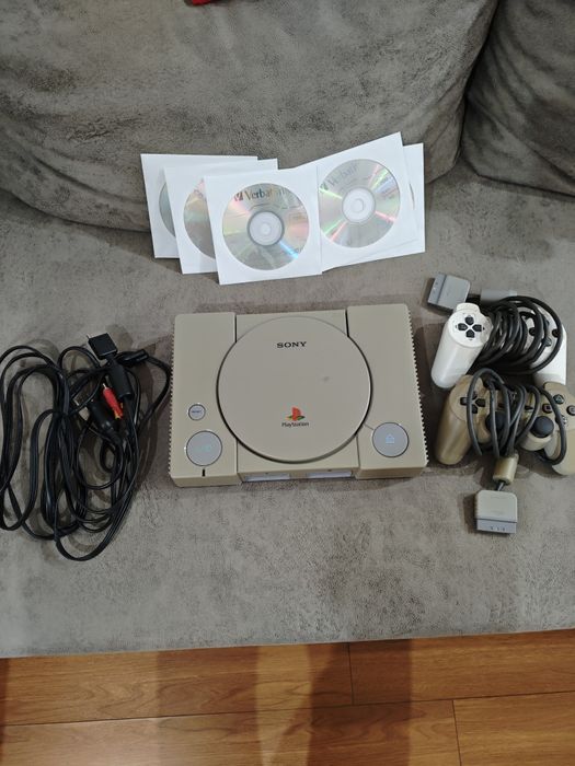 Consolă PlayStation 1 (PS1) Modată Cip MM3 + 2 Manete + Jocuri, Funcțională Made in Japan
