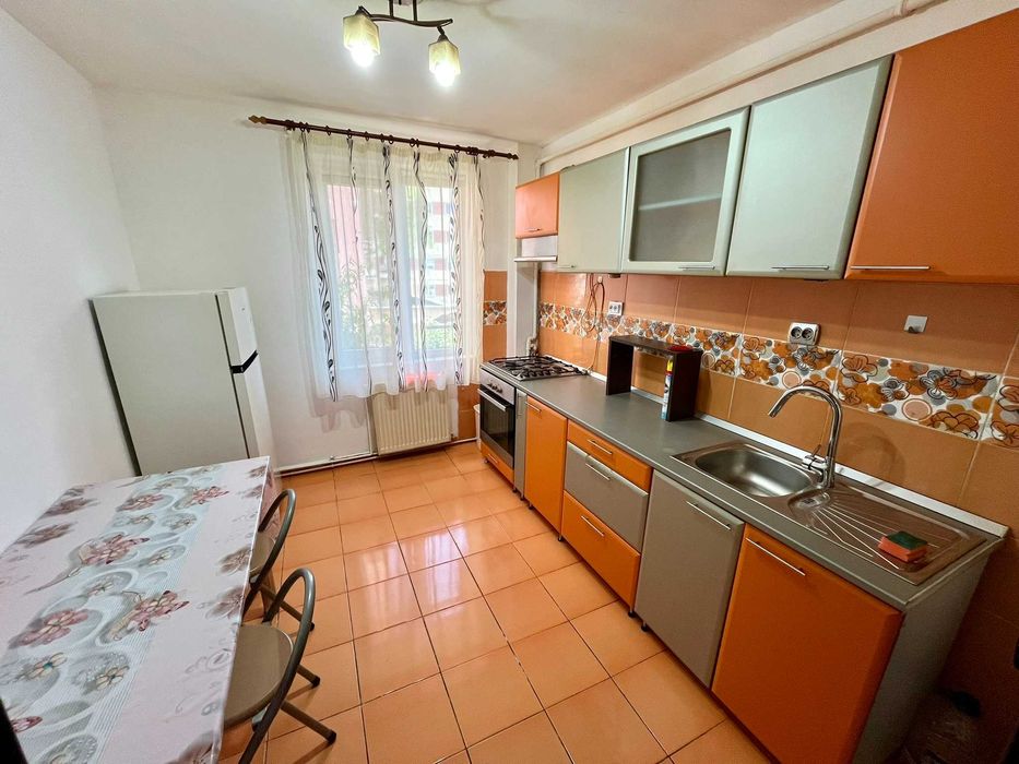 Inchiriez apartament mobilat si utilat cu loc de parcare in Cetate zona bulevard