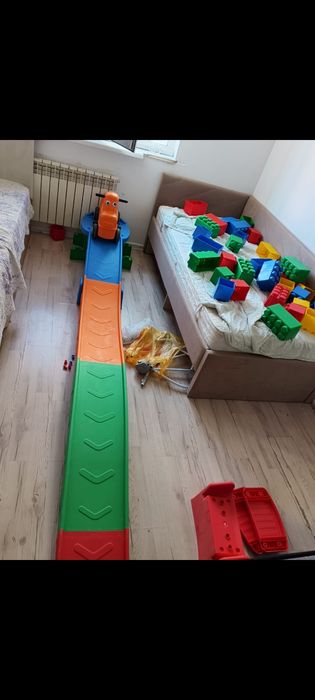 Продам веселую горку с машиной 65 тысяч  новая