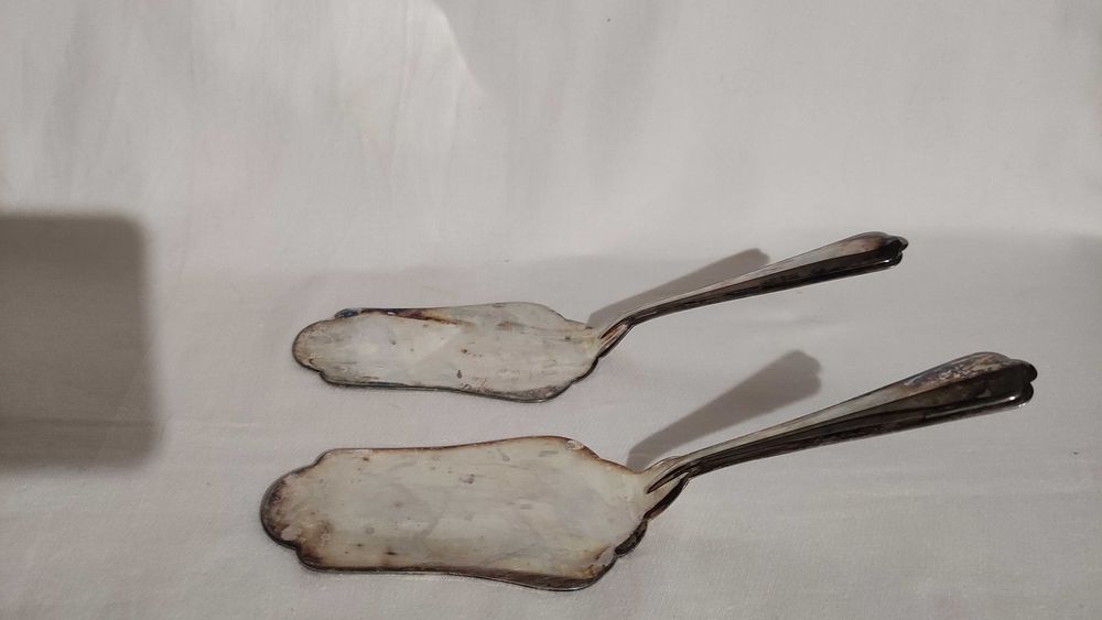 Две посребрени шпатули за сервиране на сладкиш