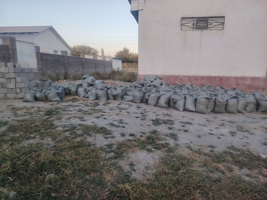 Пескоблок и песок в мешках