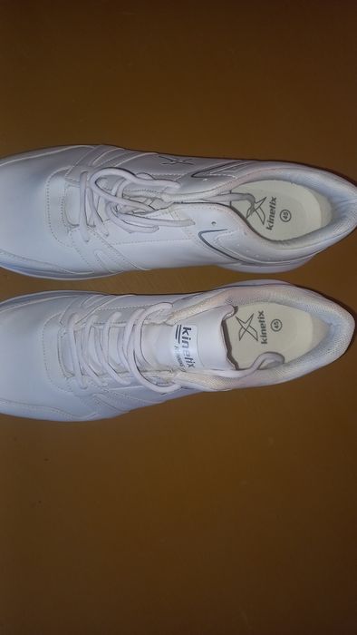 Продам кроссовки мужские белые.