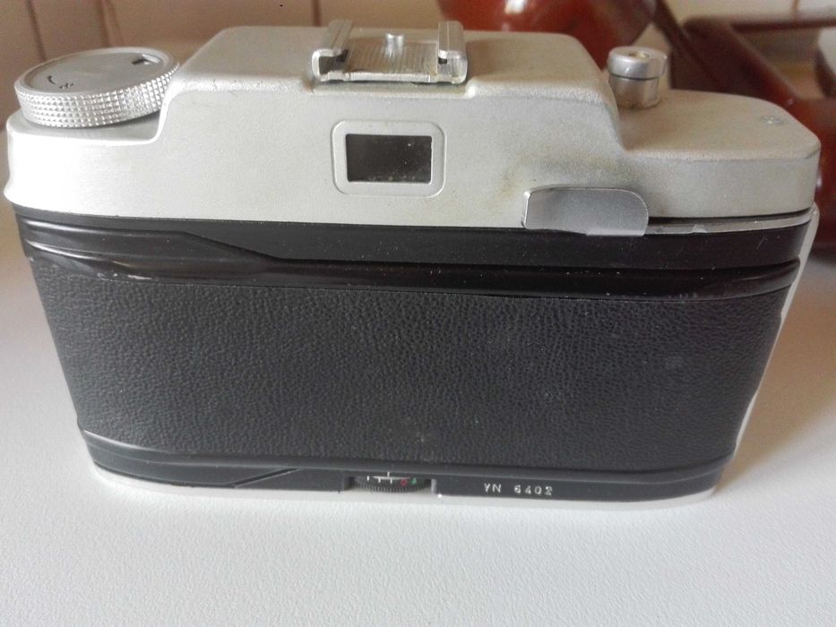 Старо радио GRUNDIG , фотоапарат AGFA и италиянска ваза .