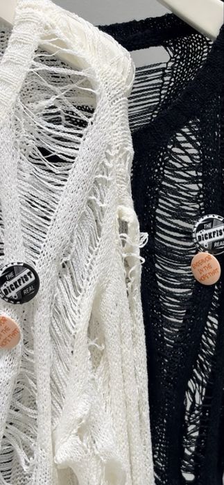 pulover crop tricotat perfect pentru outfituri lejere, moderne și cu influențe grunge sau streetwear.