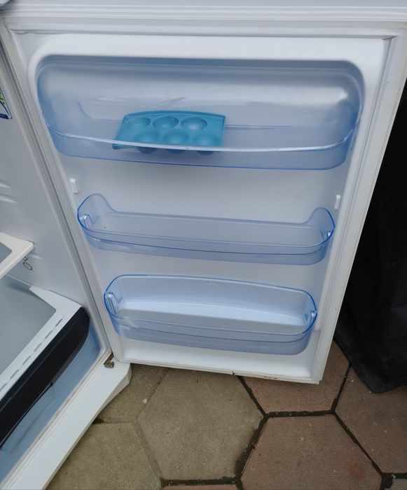 Продавам хладилник с камера indesit taan