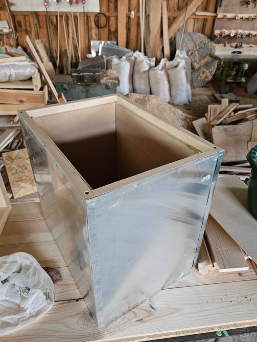 Stupi cu familii de albine din rasa carpatina