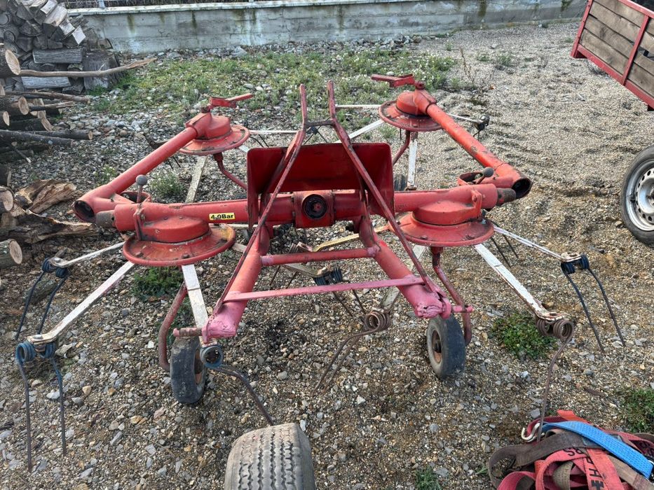 Vând grebla de împrăștiat fanul,erbicidator și remorca de tractor