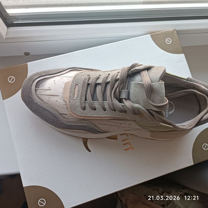 Кроссовки женские