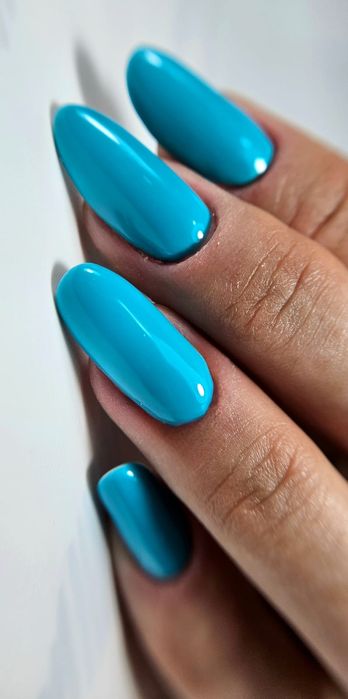 Unghii cu gel și ojă-semi