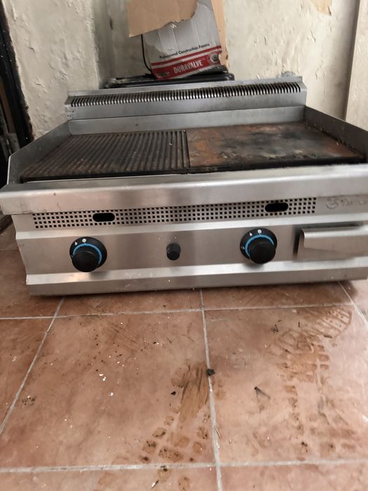 Gratar cu plita pe gaz profesional stare foarte buna, pret 3000 ron