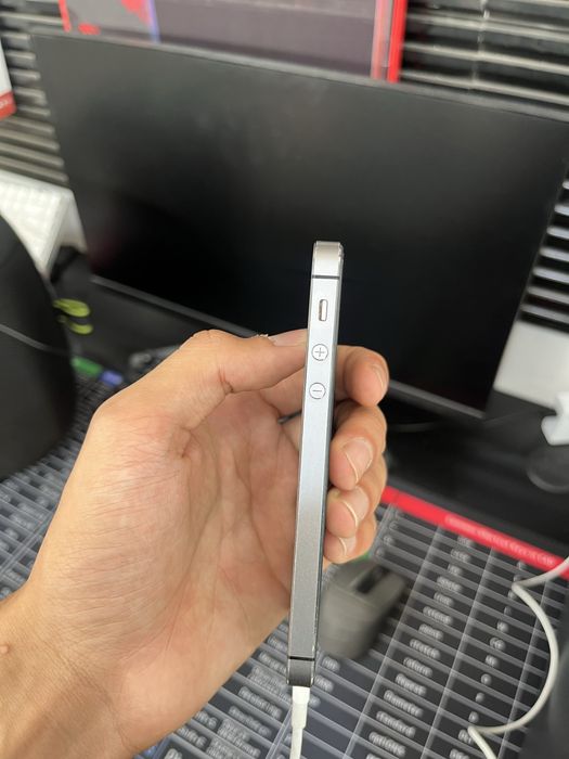 Iphone 5a yangi aybi yoq hamma joyi radnoy
