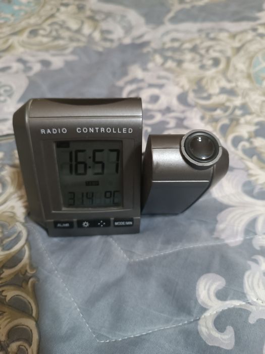 Электронные часы с лазером