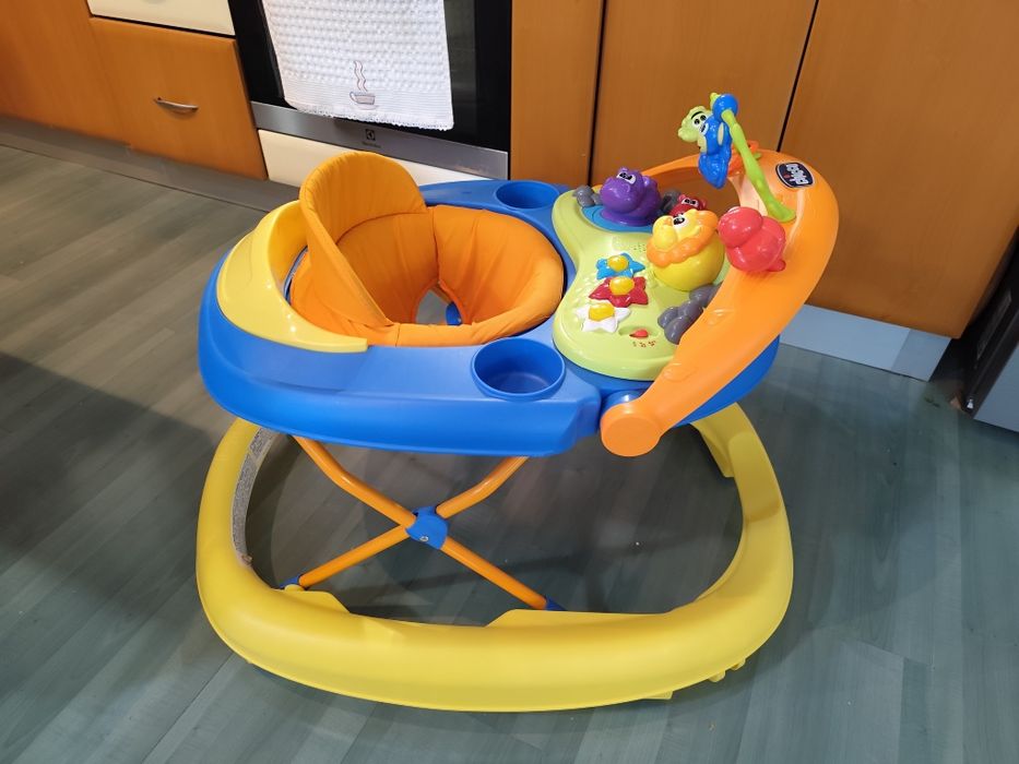 Chicco Walky Talky- бебешка проходилка

В много добро състояние, ползвана е няколко пъти!
Панел с многобройни функции и мелодии;
Интерактивен борд, ко