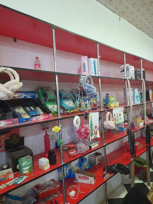 Бухоро вилояти Ромитан 
Полка 25 метр , 5 каватлик  
Стол 10 метр , ве