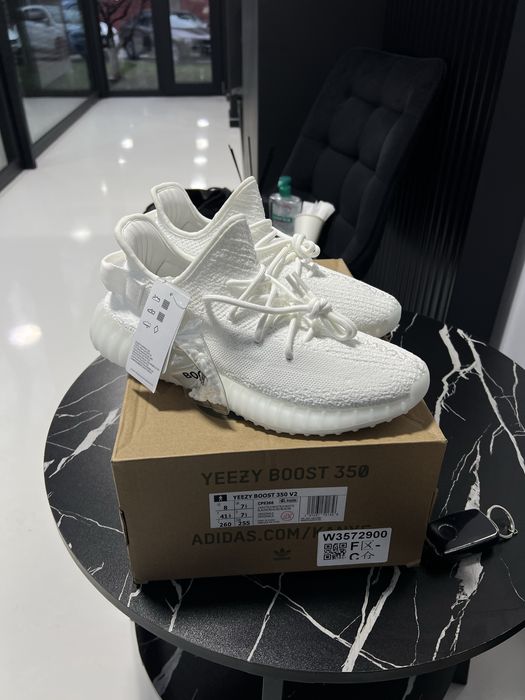 Vând Adidas YEEZY BOOST 350 V2 - Triple White si Static Black