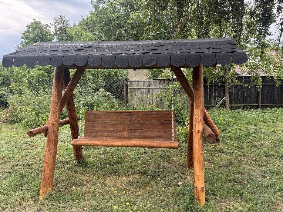Balansoar din lemn masiv cu acoperis.