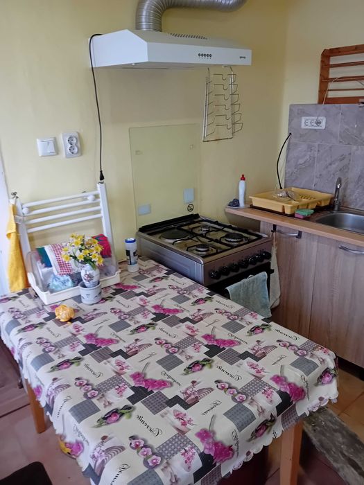 Vind casa in com Taut cu toate facilitatilesi livada cu 100 de pomi