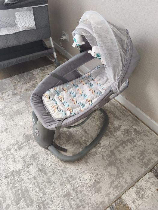 Детская кроватка и шезлонг