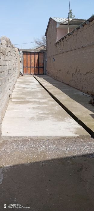 Hovli Sotiladi. Nazarbek Harakat mahalla Safo kafesi roparasidan.