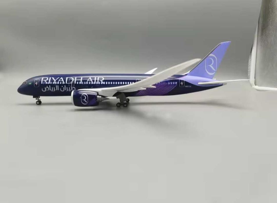 47 CM, senzationala macheta business de avion Boeing 787 Dreamliner Riyadh Air